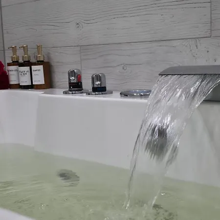 W Centrum Z Wanna Z Hydromasazem * 케트르진